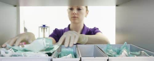 Mitarbeiterin mit sterilisiertem Werkzeug