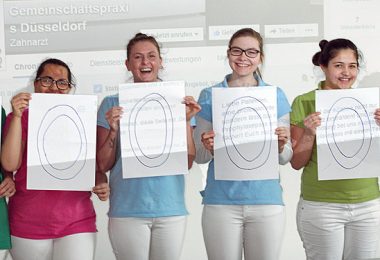 Zahnarzthelferinnen feiern 10.000 Fan auf Facebook