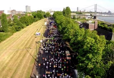 Luftbild vom run4ideas Firmenlauf mit Skyline Düsseldorf