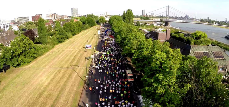 Luftbild vom run4ideas Firmenlauf mit Skyline Düsseldorf