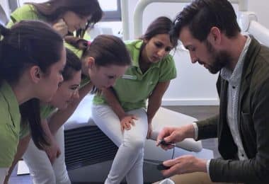 Zahnarzthelferinnen bei der Sirona Laser Schulung in der Praxis