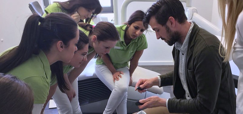 Zahnarzthelferinnen bei der Sirona Laser Schulung in der Praxis