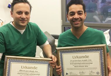 Dr. Ehsan Andabili und Efthimios Giannakoudis mit Zertifikat