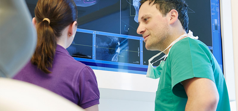 Zahnarzt untersucht Röntgenbild