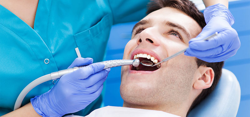Karieskontrolle beim Zahnarzt