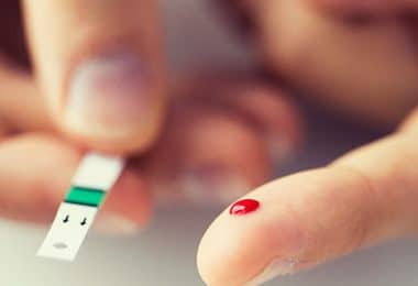 Diabetiker beim Bluttest