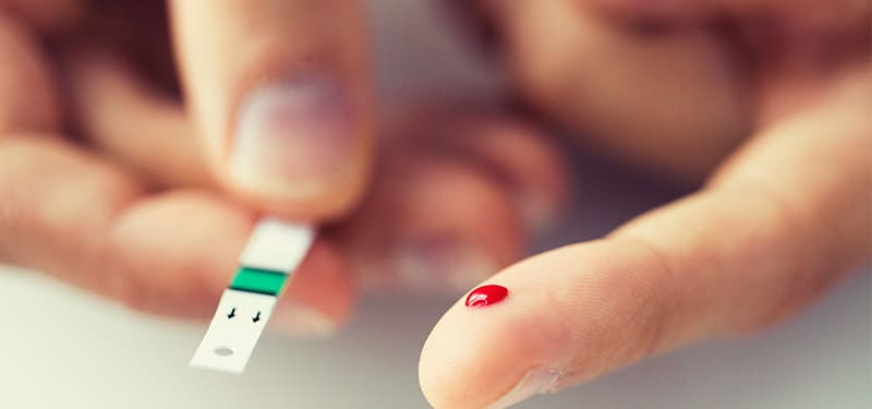 Diabetiker beim Bluttest