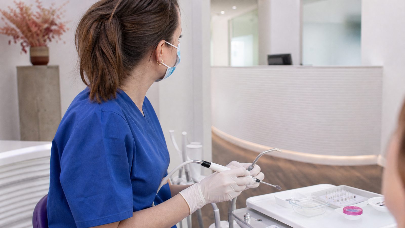 Prophylaxefachkraft bei der professionellen Zahnreinigung mit Ultraschallgerät
