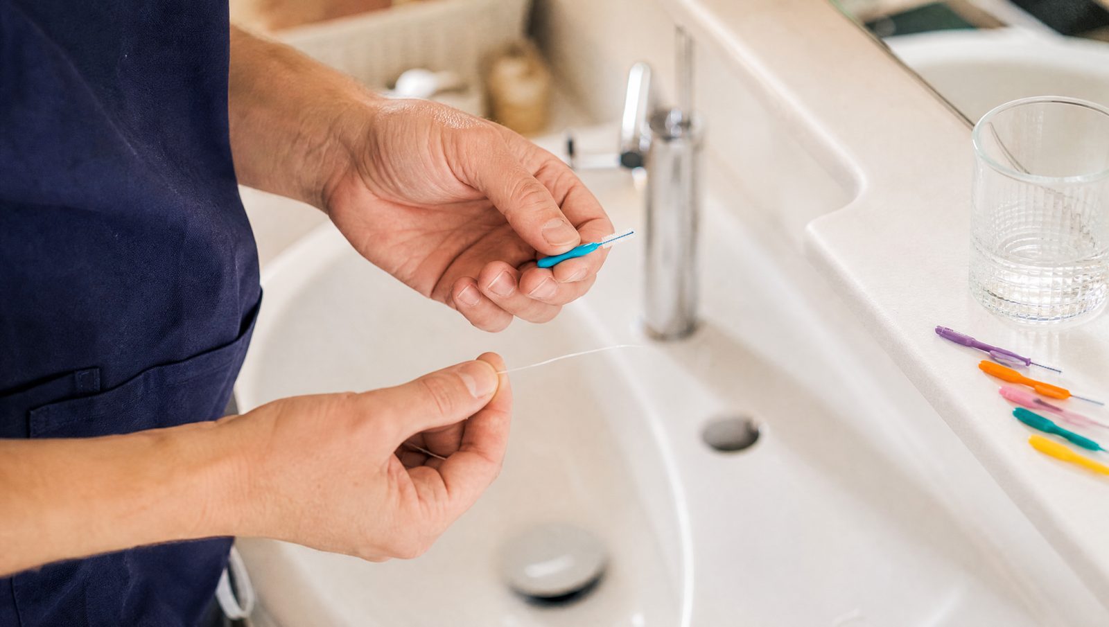 Reinigung der Zahnzwischenräume mit Zahnseide und Interdentalbürsten